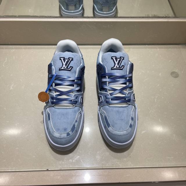 超酷新款lv Trainer 系列运动鞋出货 本款 Lv Trainer 运动鞋出自路易威登与 Tyler 合作系列，令 Monogram 图案和品牌标识分别化